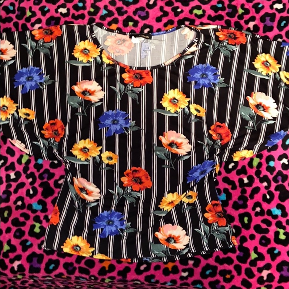•unworn blouse •XL but looks it could fit M-XL